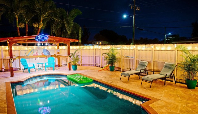 Limited time deal! TIKI HUT + POOL 4 BR Coastal Cottage- Dream Vacation