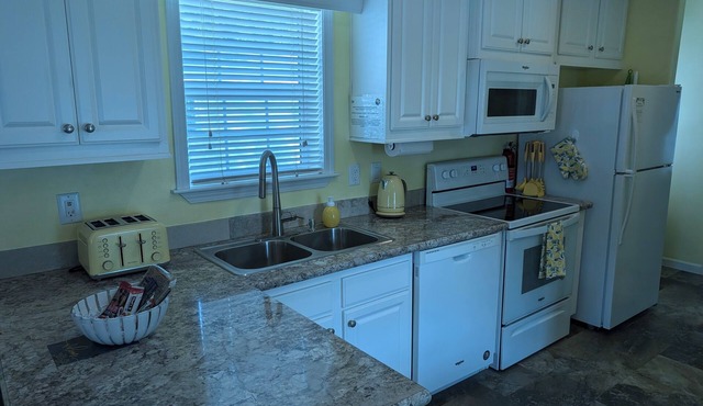 "Limon Lodge" 70" TV, Central AC, WiFi ,Private patio, Free parking. Quiet.