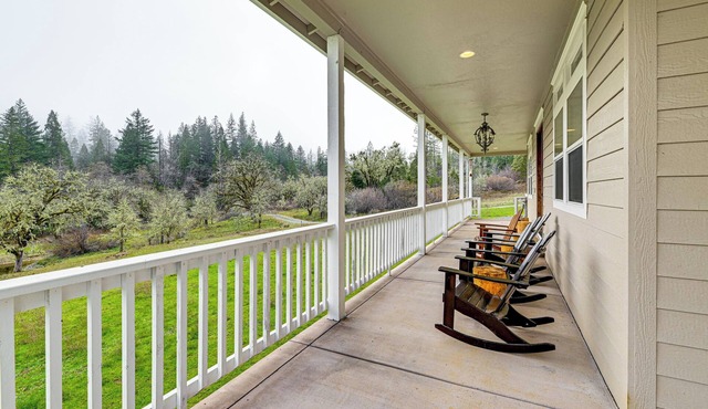 Limpy Creek Access! Family Retreat in Grants Pass