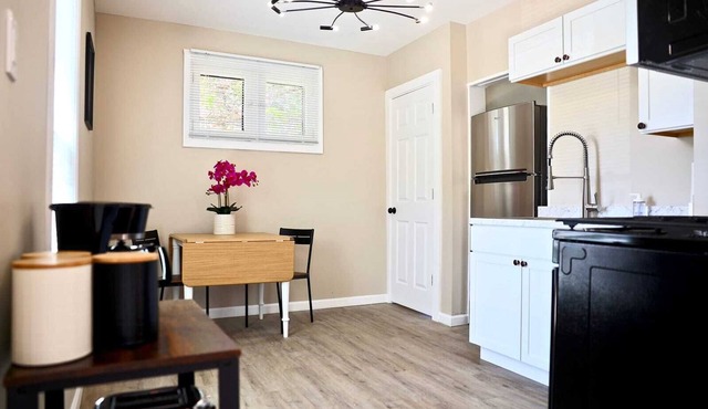 Lincoln, 1 Bed House near Xavier & Downtown