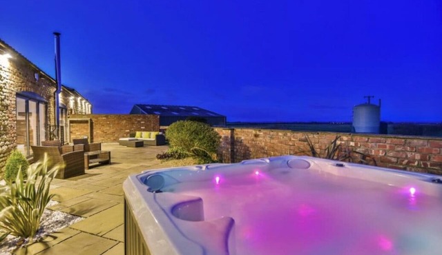 Lincoln 4-Beds, Sleeps 13, Hot Tub & Pet Friendly