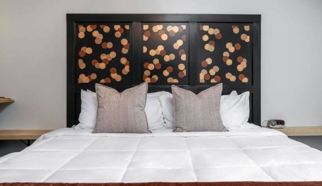 Lincoln Boutique Motel- Upper Deluxe King #11