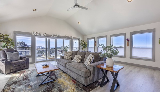 Lincoln City | Two Decks | Ocean Views | Hot Tub