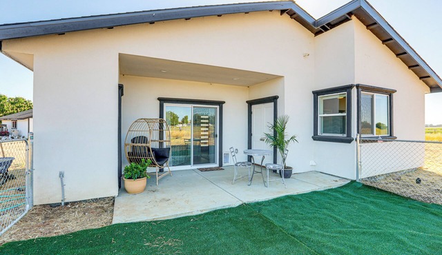 Lincoln Home w/Private Patio: 9 Mi to Dtwn!