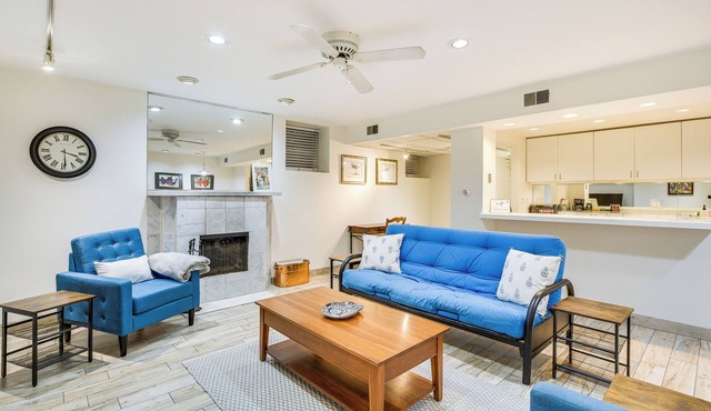 Lincoln Park Apt: Walk to Beach, Shops & Dining!