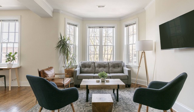 Lincoln Park Charm Near Everything + On site Parking Spot Included