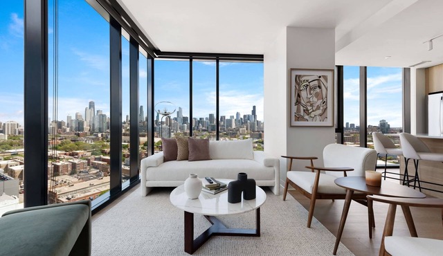 Lincoln Park Getaway: Skyline Views & Luxury