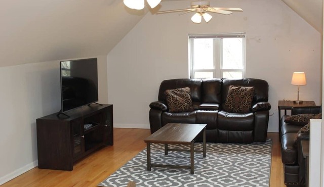 Lincoln Park Living - 3 Queen Beds - Sleeps 6!