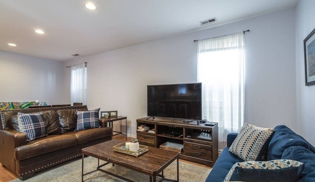 Lincoln Park Living - Suite 2!