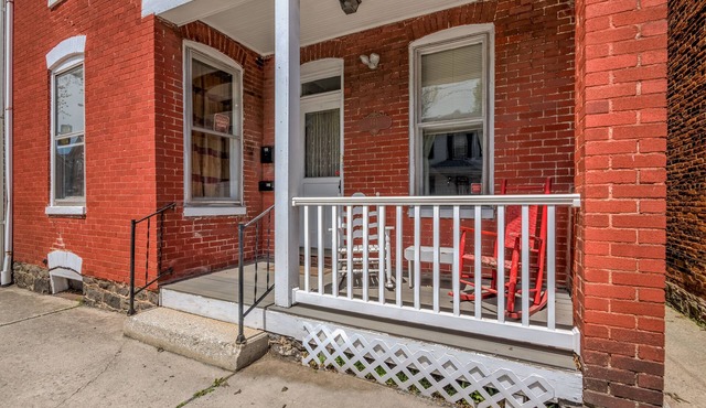 Lincoln Quarters, 2nd floor, Only 2 blocks to the center of town.