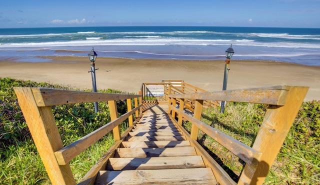 Lincoln Resort Condo w/Ocean Views & Pool Access