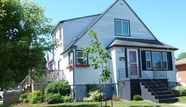 Lincoln's Red Door - HUGE 4 BR/2 BA private APT