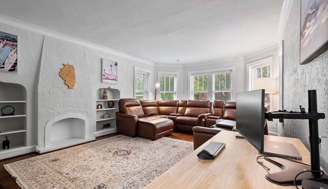 Lincoln Square Sunny 3BR-1Bath Condo – Family-Friendly, Walk to Everything!