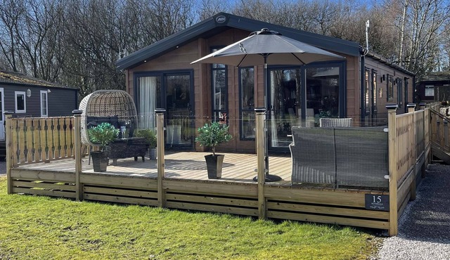 LINDALE LODGE, pet friendly, character holiday cottage in Carnforth