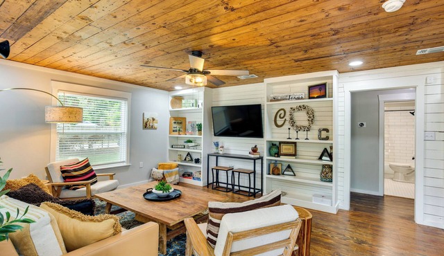 Lindale Vacation Rental w/Deck & Grill!