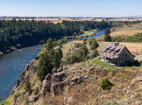 Lindas Perch by KABINO On Bank of Henrys Fork Mtn Views Fishing 6 acres Snake River WIFI