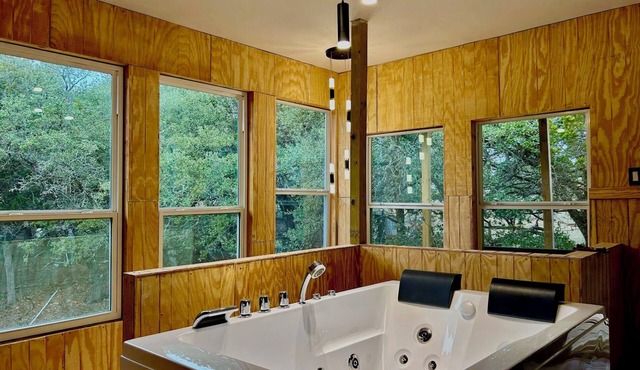 Lindavista Deluxe Panoramic Treehouse Cabin W/Jacuzzi on 40+ Acre Sanctuary.