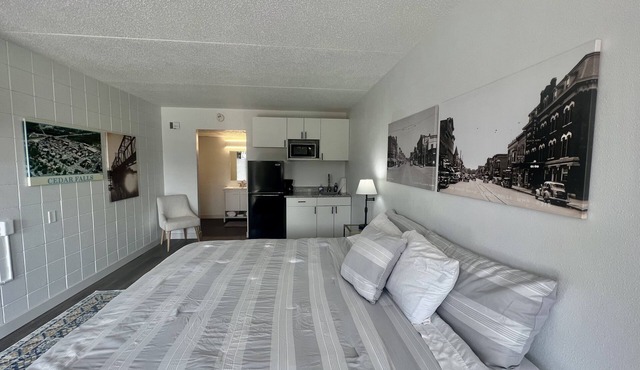 Lindell - Updated Downtown Studio - One Block From Main Street - King Bed!