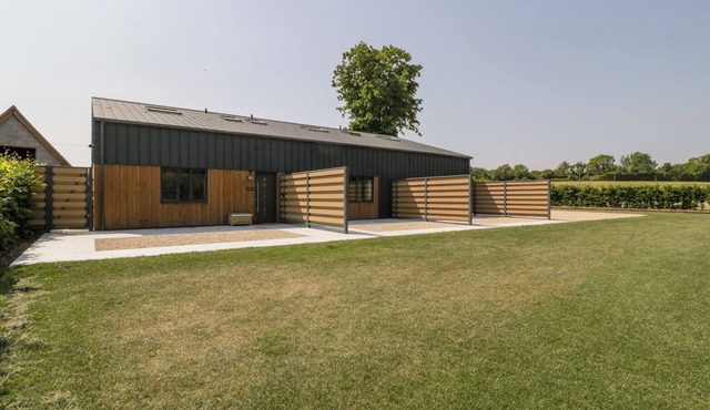 LINDEN BARN, pet friendly, luxury holiday cottage in Wincanton