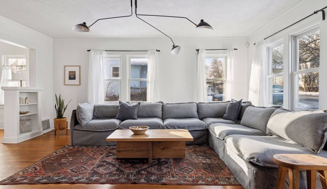 Linden Hills Edina. Remolded Home Near the Lakes. King Bed. Sleeps 10.