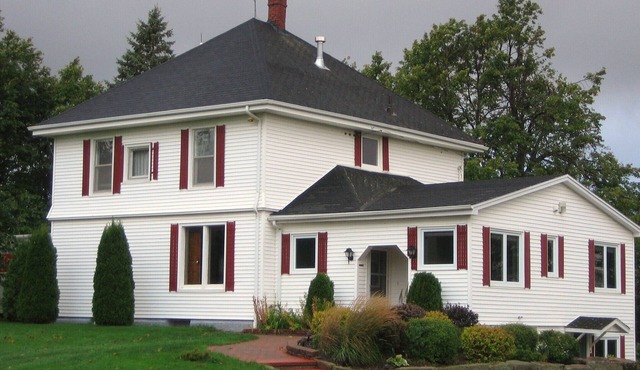 Linden Homestead: Modern Queen Bed B&B suite in Century Farm House