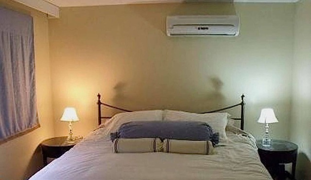 Linden Homestead: King Bed Cottage on Century Farm Property