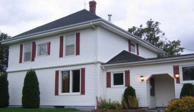Linden Homestead: Modern Queen Bed B&B suite in Century Farm House