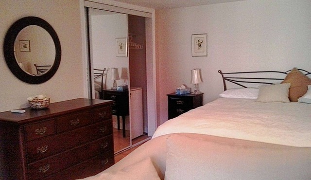 Linden Homestead: Modern Queen Bed B&B suite in Century Farm House