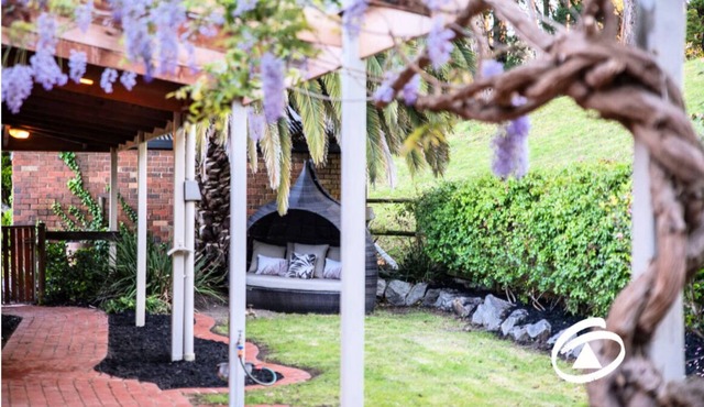 'Linden Rise' cosy farmhouse, peace & charm with views for miles. Pet Friendly