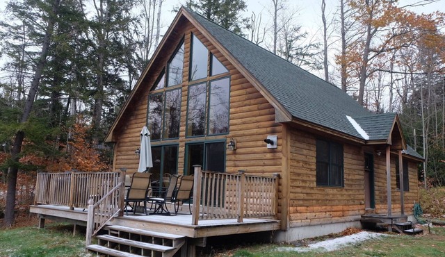 Linderhof Log Chalet with Mountain Views & Game Room – Near Storyland & Attitash