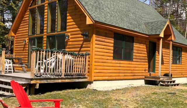 Linderhof Modern Log Chalet · 3 Min to Storyland · Sleeps 10 + Fire Pit