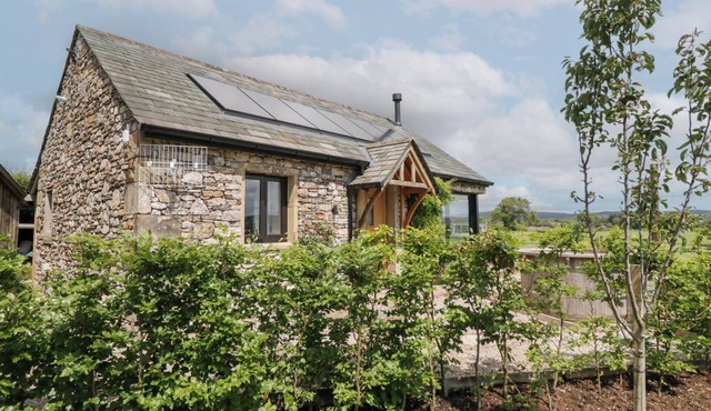 LINDETH CROFT, pet friendly, character holiday cottage in Carnforth