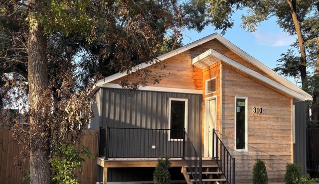 LindHaven-Modern Retreat-3BR with Hot Tub + Sauna + Arcades, 2 mi to Shattuck