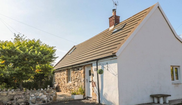 LINDISFARNE COTTAGE, pet friendly, with hot tub in Lowick