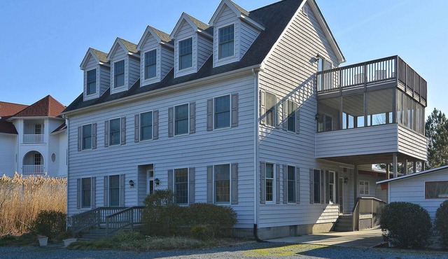 LINENS & DAILY ACTIVITIES INCLUDED*!. PRIVATE BEACH/COMMUNITY POOL/SLEEPS 18