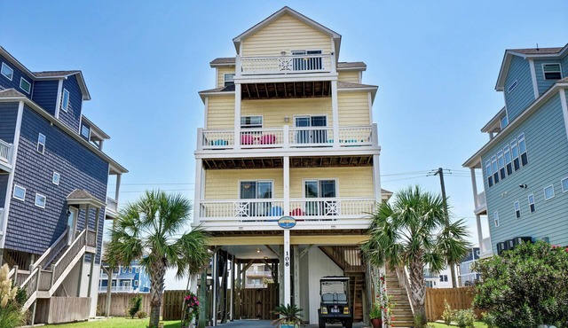 Linens included - Amazing Views, Steps to Beach, Elevator and Fenced Yard