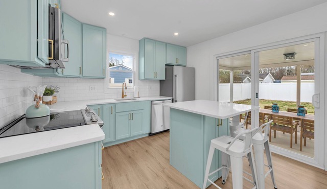 Linens Included. Family Friendly. Outdoor TV and Shower. King Bed in Main BR