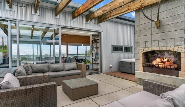 Linga Longa - Modern, sunny, pet-friendly holiday home with Spa and Estuary views