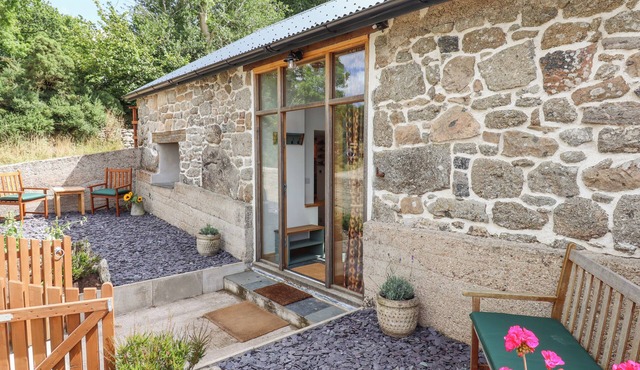 LINGCOMBE BARN, pet friendly, character holiday cottage in Chagford