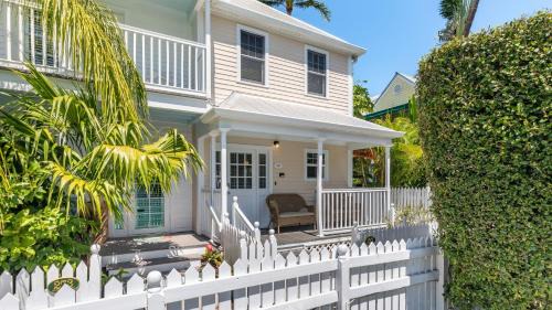 Linger Longer by AvantStay Key West Walkable Gated Community Shared Pool Month Long Stays Only