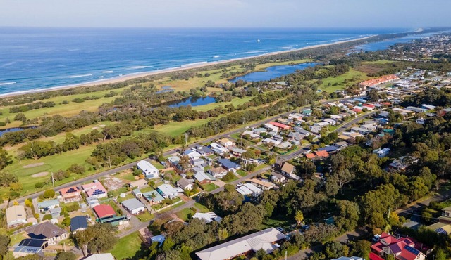 Linger Longer - Fresh Coastal Escape Opposite the Lakes Entrance Golf Course