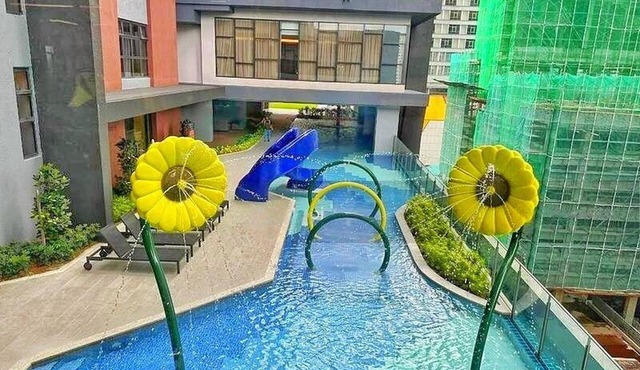 Link bridge to the mall & MRT ! Family-sized condo with game room & swmming pool