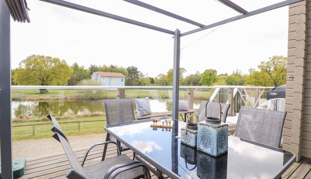 LINKS VIEW, country holiday cottage, with open fire in Fritton