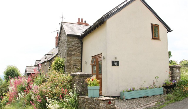 LINLEY LANE COTTAGE, pet friendly, with a garden in Bishop's Castle