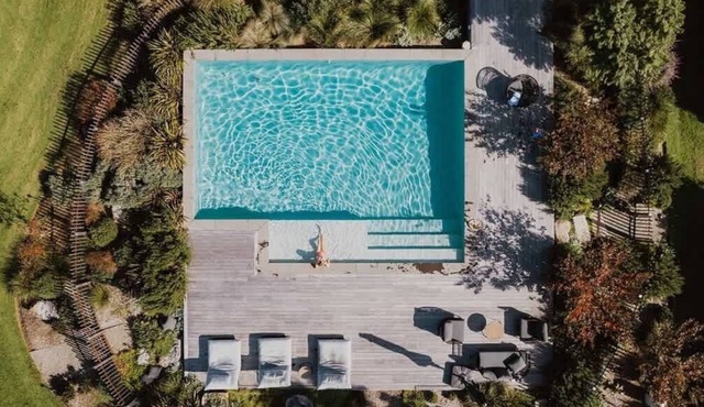 Linnaeus Farm, Berry - by Linnaeus Collection