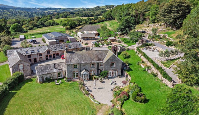 Linscott Farmhouse - Boutique retreat with hot tub and natural pool