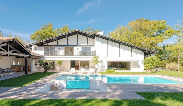 L’Instant – Luxury 6-bedroom house with heated pool in Bassussarry