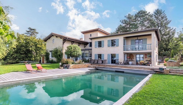 L’Intemporel – Bright family home with exceptional pool and view