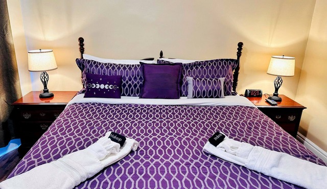 Linwood Paradise Home in Elmwood Village with a balcony to enjoy your stay