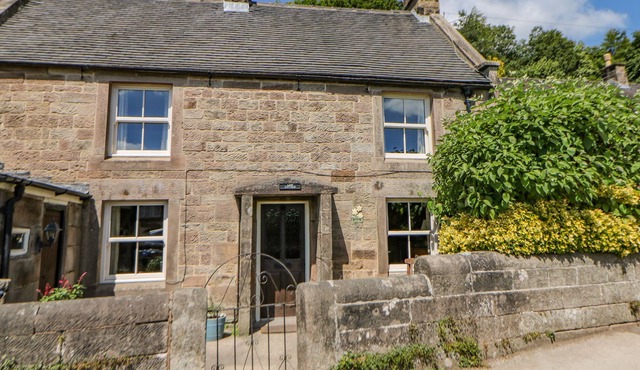 LION COTTAGE, family friendly, character holiday cottage in Winster